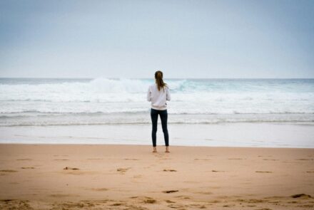 Was ist spirituelles Marketing und wie funktioniert es? Blog-Beitrag von Suzanne Frankenfeld (Bild-Beschreibung: Eine Frau steht am Strand und schaut aufs Meer.)