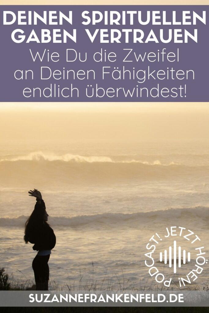 Pinterest Pin zum Blog-Beitrag "Spirituelle Gaben – wie Du Dein Vertrauen in Deine Fähigkeiten stärkst". Auf dem Bild sieht man eine Frau, die auf einer kleinen Klippe am Meer steht und die Arme nach oben ausstreckt. Hinter ihr sieht man das aufgewühlte Meer mit großen Wellen im Abend- oder Morgenlicht. Text im Bild: "Deinen spirituellen Gaben Vertrauen. Wie Du die Zweifel an Deinen Fähigkeiten endlich überwindest! Jetzt Podcast hören. suzannefrankenfeld.de."