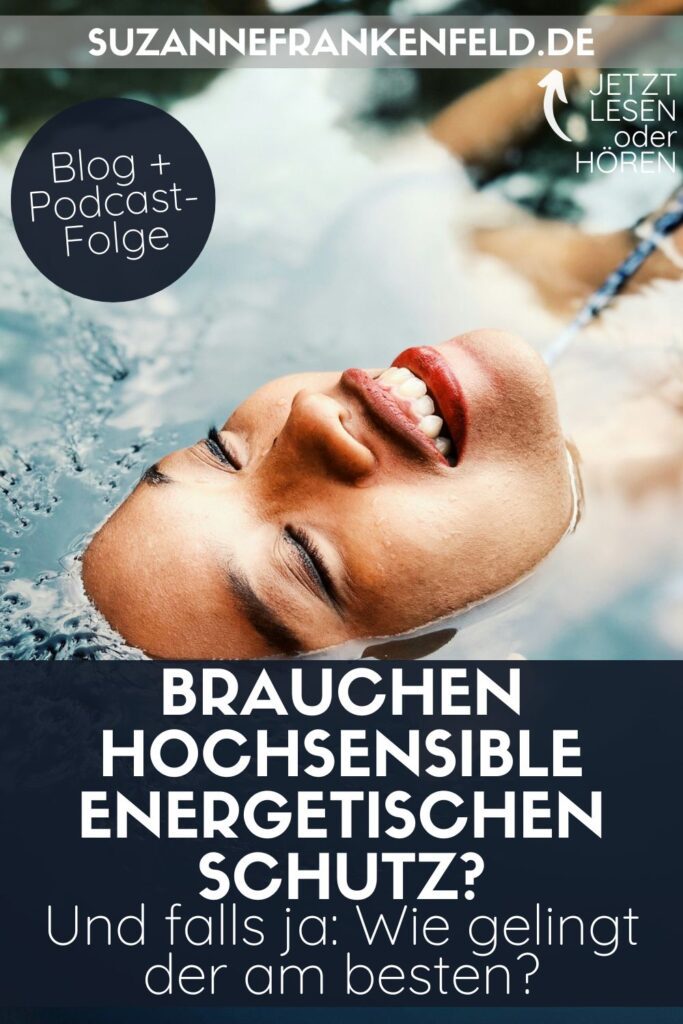 Hochsensibel energetischer Schutz – Pinbild zum Blogbeitrag "Brauchen Hochsensible energetischen Schutz?" von Suzanne Frankenfeld. Auf dem Bild zu sehen ist das Gesicht einer im Wasser liegenden Frau sehr nah fotografiert. Die Frau hat die Augen geschlossen und lächelt. Sie sieht freudvoll und entspannt aus. Text im Bild: "suzannefrankenfeld.de. Blog + Podcast-Folge. JETZT LESEN oder HÖREN. Brauchen Hochsensible energetischen Schutz? Und falls ja: Wie gelingt der am besten?"