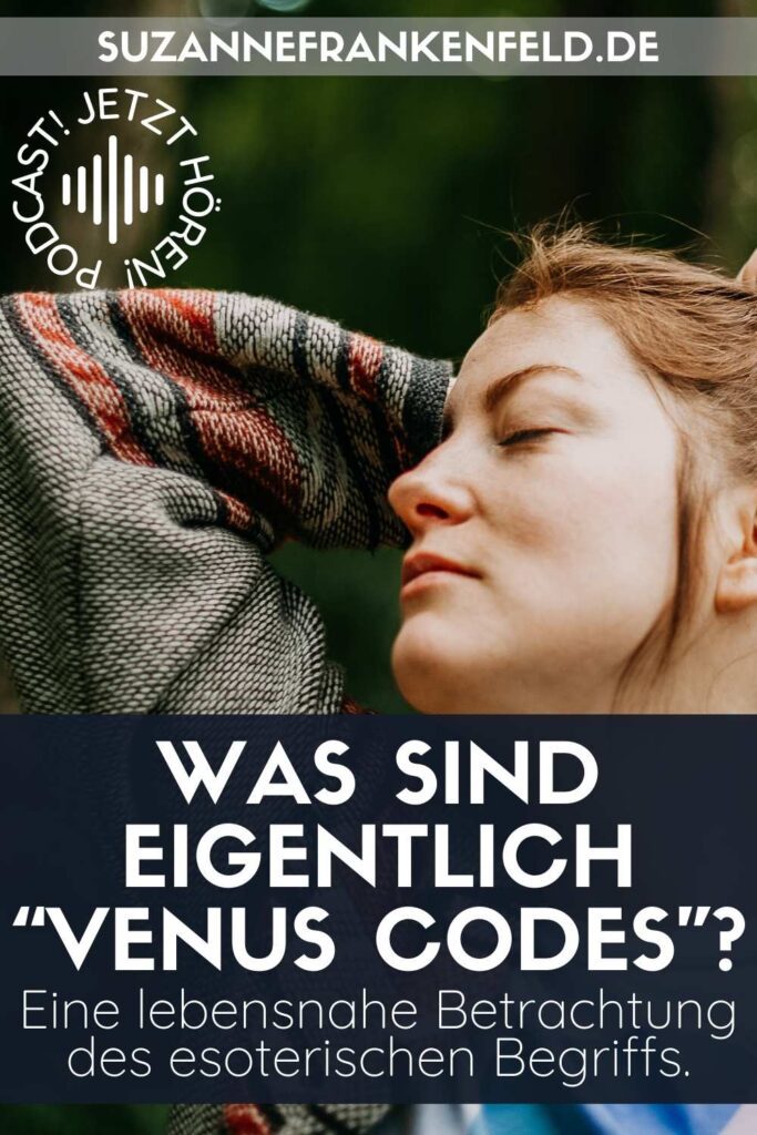 Was sind eigentlich Venus Codes? Podcastfolge von Suzanne Frankenfeld. Bildbeschreibung: Eine Frau steht mit geschlossenen Augen im Wald und hat die Hände hinter ihrem Kopf. Sie sieht sinnlich und entspannt aus. Text im Bild: "Suzannefrankenfeld.de. Podcast! Jetzt hören! Was sind eigentlich "Venus Codes"? Eine lebensnahe Betrachtung des esoterischen Begriffs."