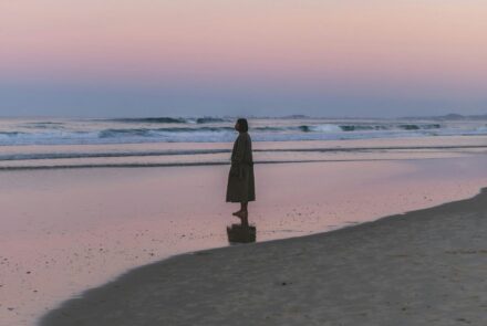 Eine Frau am Strand