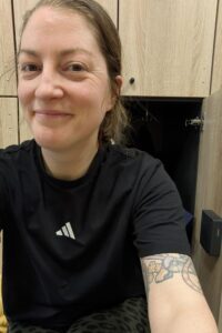 Suzanne in der Umkleide im Fitnessstudio