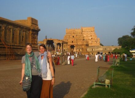 Zwei junge Frauen vor einem Tempel in Indien – ein Moment der Selbstfindung auf Reisen, 2011