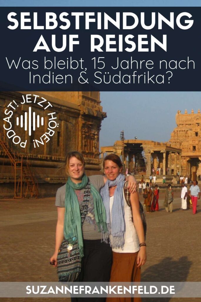 Zwei junge Frauen vor einem Tempel in Indien – ein Moment der Selbstfindung auf Reisen, 2011 (Pinterest-Pin-Bild)