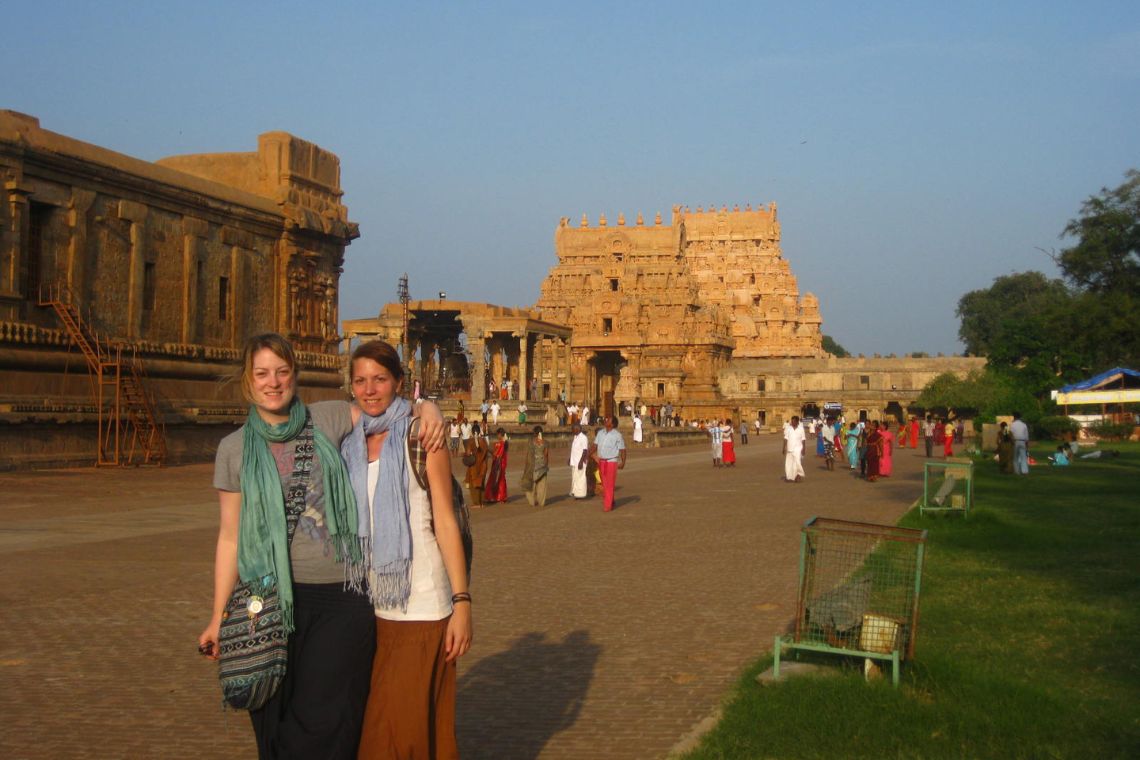 Zwei junge Frauen vor einem Tempel in Indien – ein Moment der Selbstfindung auf Reisen, 2011