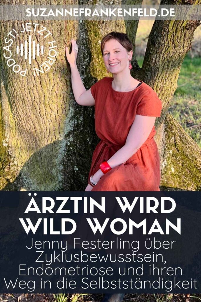 Jenny Festerling, Fachärztin für Allgemeinmedizin und Zyklusmentorin, spricht über Endometriose und Zyklusbewusstsein. Bildbeschreibung: Eine Frau in einem roten Kleid sitzt auf dem Stamm eines großen Baumes und berührt den Baum mit einer Hand. Sanftes Licht fällt auf ihr Gesicht. Sie lächelt zufrieden.