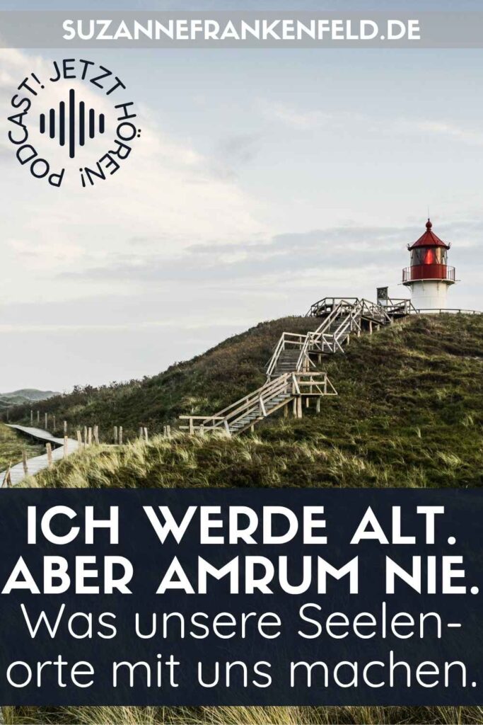 Ein Bohlenweg führt durch Dünen zu einem Seezeichen hin. Aufgenommen auf Amrum. Auf dem Bild steht der Text: "Ich werde alt. Aber Amrum nie. Was unsere Seelenorte mit uns machen. Podcast! Jetzt hören! suzannefrankenfeld.de"